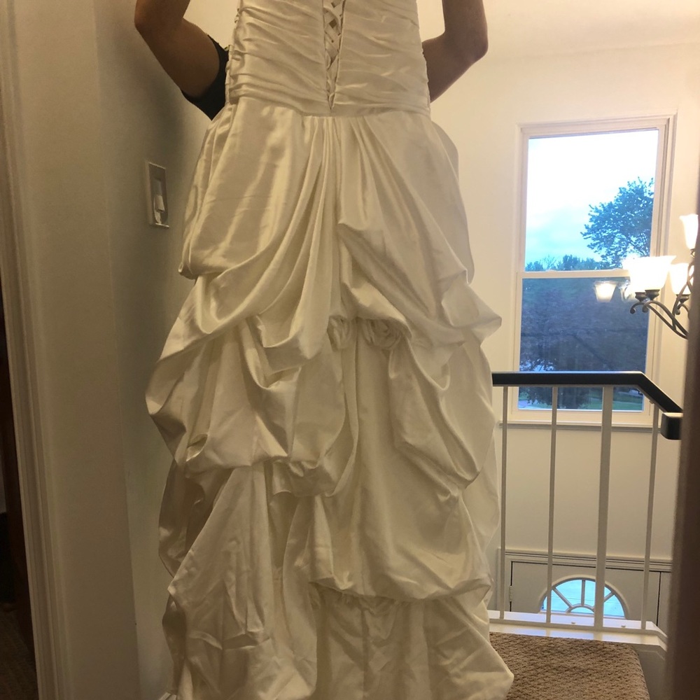Wedding dress. Never worn - Picture 3 of 4